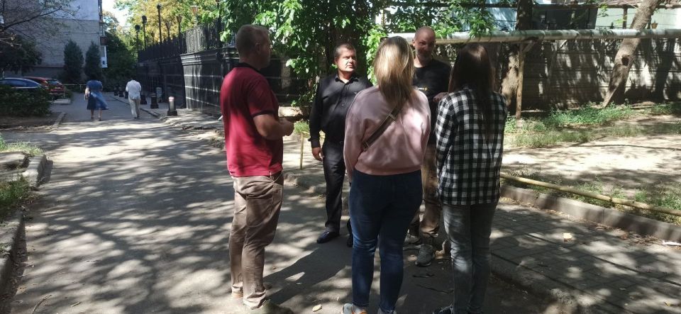 Юрий Атаманов: СХОД ГРАЖДАН. Сегодня встретился с жителями Ворошиловского внутригородского района по ул. Университетская, 2, 4, 6 при участии: управляющего делами Администрации округа Юлии Сницарь; Юрий Атаманов: СХОД ГРАЖДАН. Сегодня встретился с жителями Ворошиловского внутригородского района по ул. Университетская, 2, 4, 6 при участии: управляющего делами Администрации округа Юлии Сницарь;