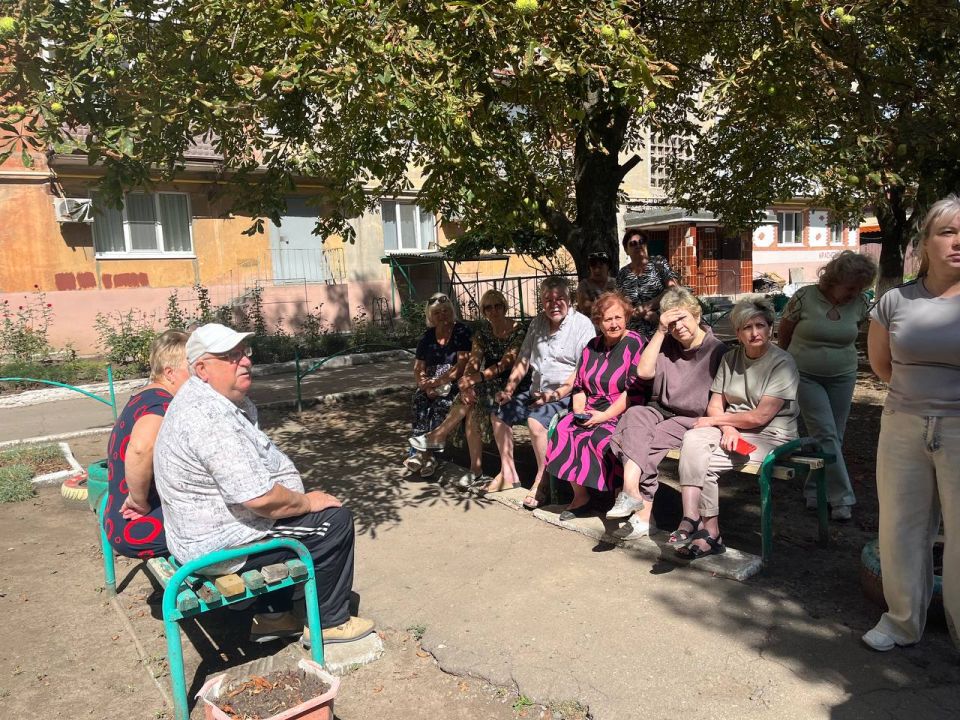 27 августа заместитель главы администрации муниципального образования городского округа Харцызск Владимир Панченко по адресу ул. Краснознаменская, дом 63 провел встречу с гражданами 27 августа заместитель главы администрации муниципального образования городского округа Харцызск Владимир Панченко по адресу ул. Краснознаменская, дом 63 провел встречу с гражданами
