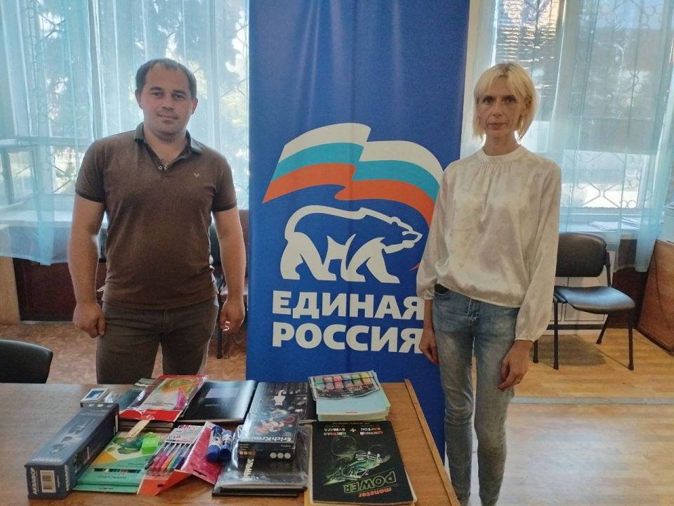 Депутаты Дебальцевского городского совета присоединились к акции Единой России «Собери ребенка в школу» и принесли школьные принадлежности в местную общественную приёмную Депутаты Дебальцевского городского совета присоединились к акции Единой России «Собери ребенка в школу» и принесли школьные принадлежности в местную общественную приёмную