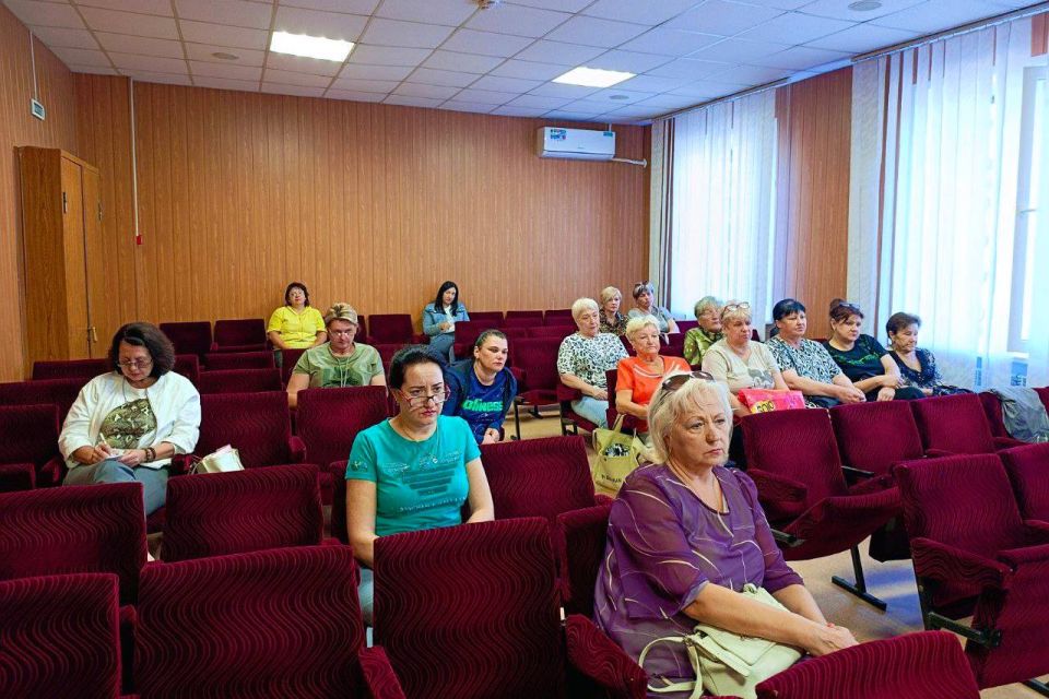 Сегодня руководитель Управы Буденновского внутригородского района Михаил Меренков провел аппаратное совещание с участием депутата Донецкого городского совета Ирины Бениаминовой Сегодня руководитель Управы Буденновского внутригородского района Михаил Меренков провел аппаратное совещание с участием депутата Донецкого городского совета Ирины Бениаминовой