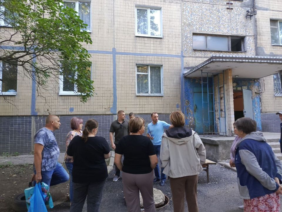 Дмитрий Дикий (фракция «Единая Россия») провел сход граждан с жителями Кировского района Донецка Дмитрий Дикий (фракция «Единая Россия») провел сход граждан с жителями Кировского района Донецка
