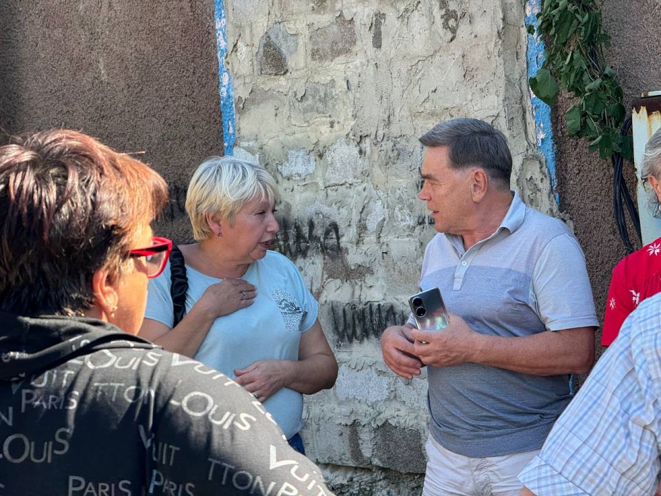 В Пролетарском внутригородском районе по инициативе Главы ДНР Дениса Пушилина состоялась встреча первого заместителя главы Администрации городского округа Донецк Виктора Моисеенкова с жителям улицы Келлера В Пролетарском внутригородском районе по инициативе Главы ДНР Дениса Пушилина состоялась встреча первого заместителя главы Администрации городского округа Донецк Виктора Моисеенкова с жителям улицы Келлера