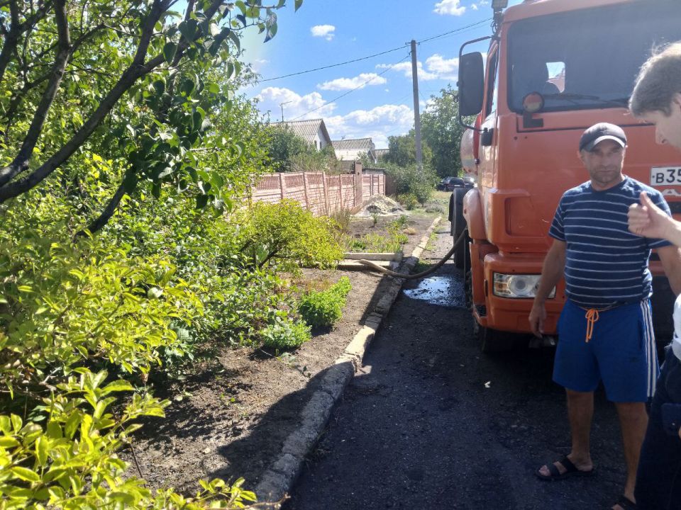 Для обеспечения водой жителей района Управой Кировского внутригородского района ежедневно осуществляется подвоз воды для жителей домов, в которые в установленный графиком день не поступила вода Для обеспечения водой жителей района Управой Кировского внутригородского района ежедневно осуществляется подвоз воды для жителей домов, в которые в установленный графиком день не поступила вода