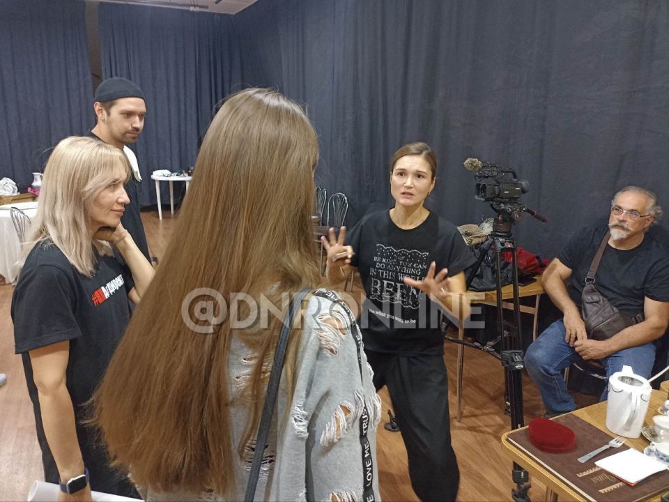 В Донецкой муздраме московский режиссер готовит к выпуску новый спектакль В Донецкой муздраме московский режиссер готовит к выпуску новый спектакль