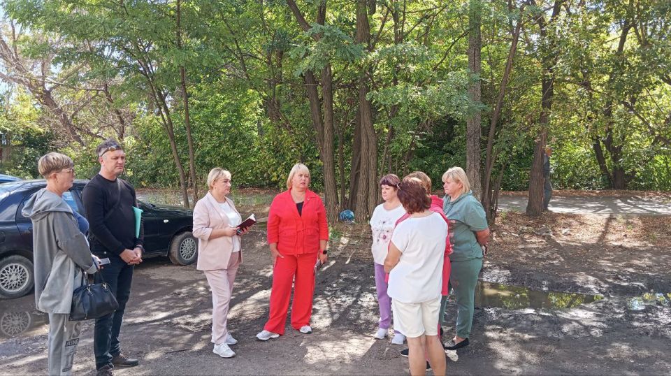27 августа руководитель Управы Горняцкого внутригородского района Администрации городского округа Макеевка Олеся Осатюк совместно с депутатом Народного Совета Юлией Крюковой провели встречу с жителями на подведомственной... 27 августа руководитель Управы Горняцкого внутригородского района Администрации городского округа Макеевка Олеся Осатюк совместно с депутатом Народного Совета Юлией Крюковой провели встречу с жителями на подведомственной...