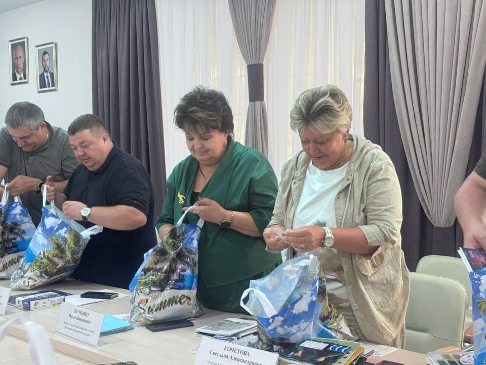 Роман Конев: В рамках ежегодной всероссийской акции «Собери ребенка в школу», реализуемой ВПП «ЕДИНАЯ РОССИЯ», депутаты Горловского городского совета Донецкой Народной Республики собрали ребятам канцелярские школьные наборы Роман Конев: В рамках ежегодной всероссийской акции «Собери ребенка в школу», реализуемой ВПП «ЕДИНАЯ РОССИЯ», депутаты Горловского городского совета Донецкой Народной Республики собрали ребятам канцелярские школьные наборы