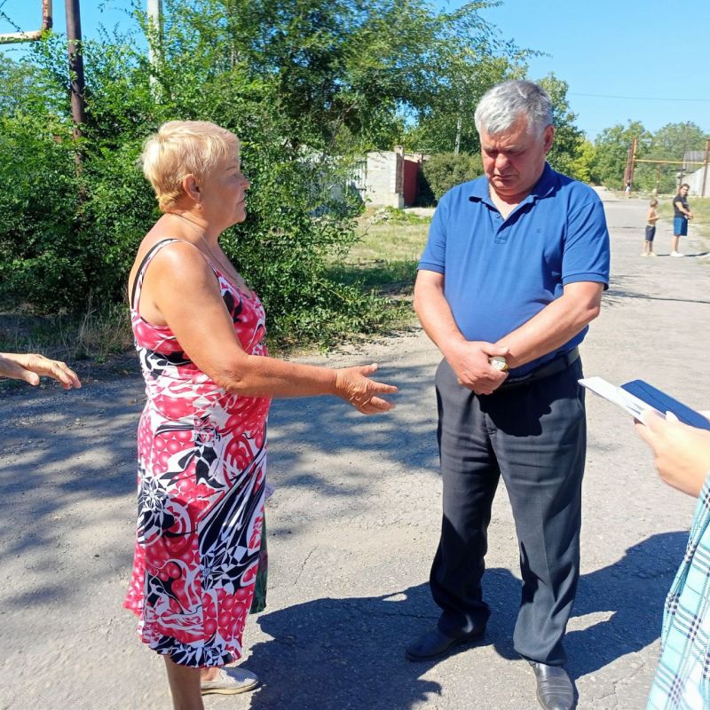 Сегодня, 27 августа, по поручению Главы Республики Дениса Пушилина, депутат Макеевского городского совета Юрий Яретенко, провел встречу с жителями на подведомственной территории по ул. Грузская, 136 Сегодня, 27 августа, по поручению Главы Республики Дениса Пушилина, депутат Макеевского городского совета Юрий Яретенко, провел встречу с жителями на подведомственной территории по ул. Грузская, 136