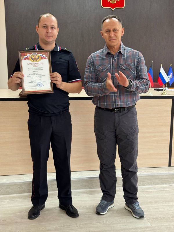 Полицейские проявили мужество и самоотверженность при тушении пожара в Ясиноватой Полицейские проявили мужество и самоотверженность при тушении пожара в Ясиноватой