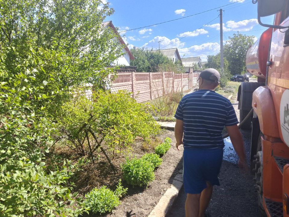 Для обеспечения водой жителей района Управой Кировского внутригородского района ежедневно осуществляется подвоз воды для жителей домов, в которые в установленный графиком день не поступила вода Для обеспечения водой жителей района Управой Кировского внутригородского района ежедневно осуществляется подвоз воды для жителей домов, в которые в установленный графиком день не поступила вода