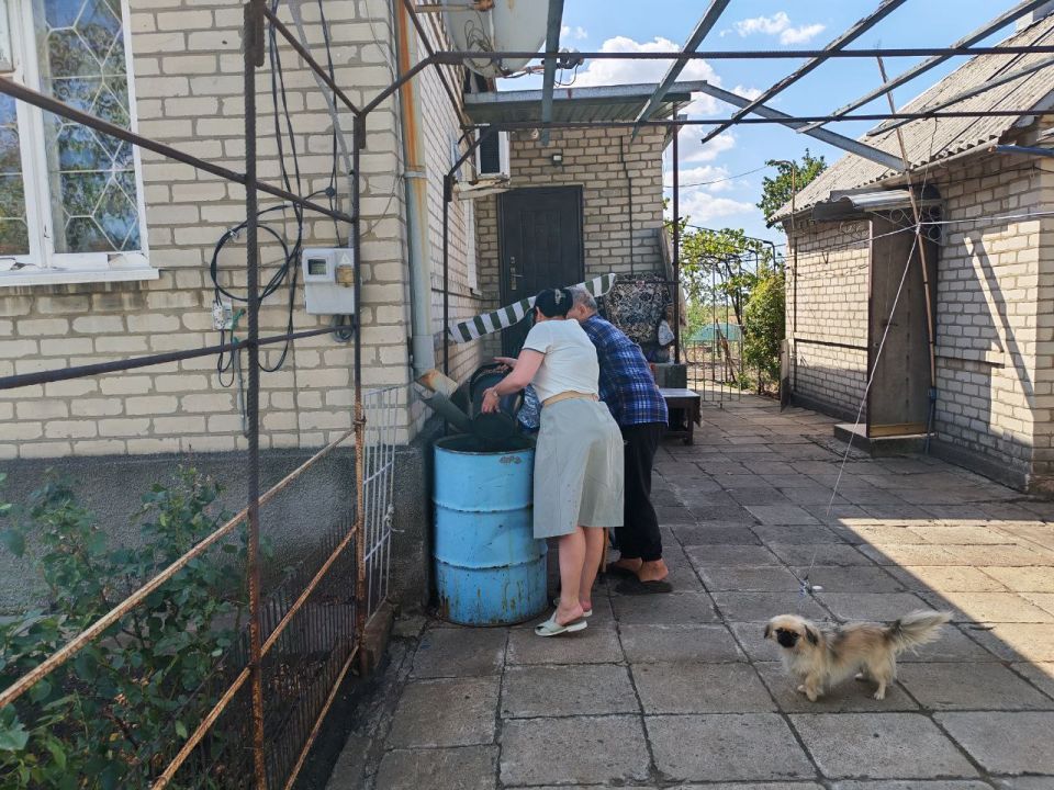Сегодня, 27 августа, по поручению Главы Республики Дениса Пушилина, депутат Торезского городского совета Анна Матраева лично присутствовала при подвозе воды населению по улице Котляревского Сегодня, 27 августа, по поручению Главы Республики Дениса Пушилина, депутат Торезского городского совета Анна Матраева лично присутствовала при подвозе воды населению по улице Котляревского