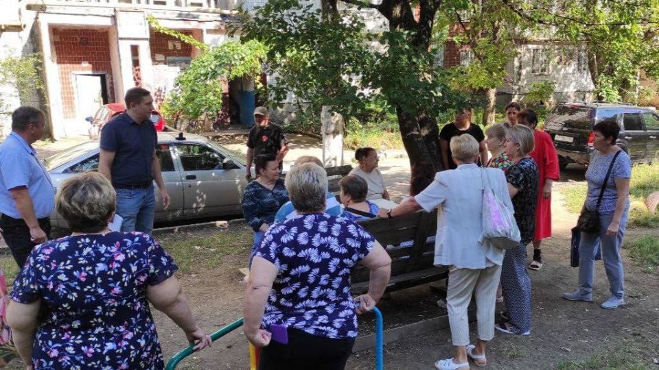 Михаил Меренков: 27 августа заместитель руководителя Управы Буденновского внутригородского района Олег Ефремов провёл встречу жителями на подведомственной территории Буденновского внутригородского района по улице 230-й... Михаил Меренков: 27 августа заместитель руководителя Управы Буденновского внутригородского района Олег Ефремов провёл встречу жителями на подведомственной территории Буденновского внутригородского района по улице 230-й...