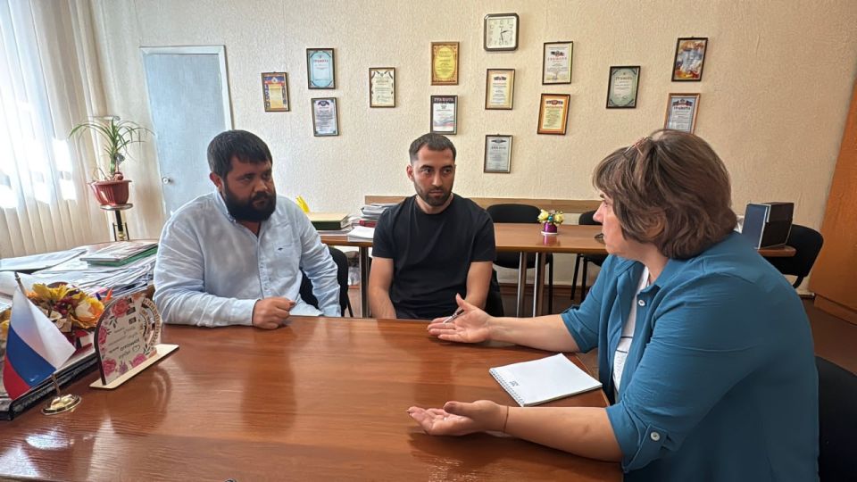 По поручению Главы ДНР Дениса Пушилина депутаты #Комитет_по_физической_культуре_спорту_и_туризму Кирилл Рожков (фракция «Новые люди»), #Комитет_по_природопользованию_экологии_недрам_и_природным_ресурсам Георгий Селезнев... По поручению Главы ДНР Дениса Пушилина депутаты #Комитет_по_физической_культуре_спорту_и_туризму Кирилл Рожков (фракция «Новые люди»), #Комитет_по_природопользованию_экологии_недрам_и_природным_ресурсам Георгий Селезнев...