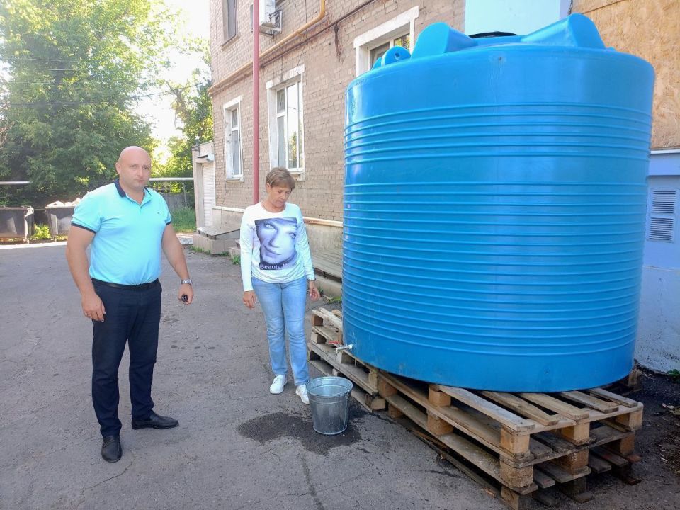 27 августа 2025 года во исполнение поручения Главы Донецкой Народной Республики, депутаты Ясиноватского муниципального совета Анна Бондарь, Николай Коляденко, Елена Алипа и Юрий Захаров посетили места подвоза воды 27 августа 2025 года во исполнение поручения Главы Донецкой Народной Республики, депутаты Ясиноватского муниципального совета Анна Бондарь, Николай Коляденко, Елена Алипа и Юрий Захаров посетили места подвоза воды