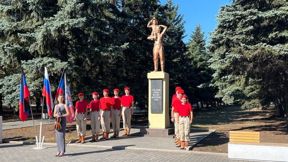 Юнармейцы города Кировское приняли участие в торжественных мероприятиях на центральной площади Юнармейцы города Кировское приняли участие в торжественных мероприятиях на центральной площади