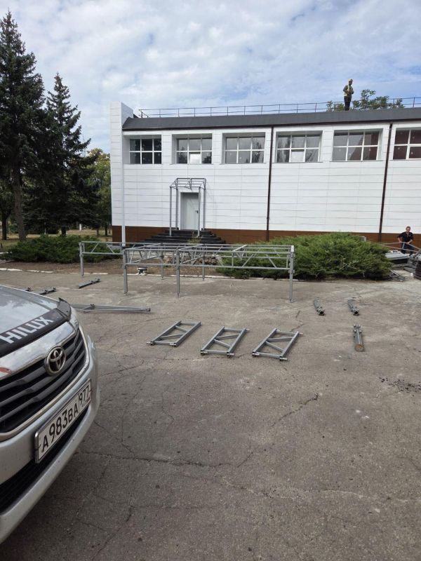 Колымчане вместе со ждановцами готовят город к предстоящим праздникам Колымчане вместе со ждановцами готовят город к предстоящим праздникам