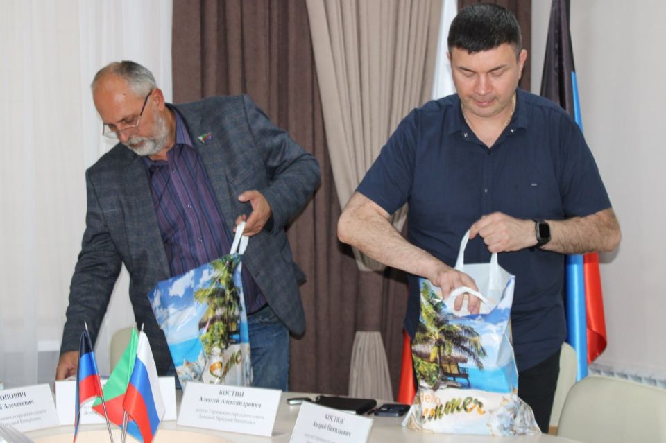 Роман Конев: В рамках ежегодной всероссийской акции «Собери ребенка в школу», реализуемой ВПП «ЕДИНАЯ РОССИЯ», депутаты Горловского городского совета Донецкой Народной Республики собрали ребятам канцелярские школьные наборы Роман Конев: В рамках ежегодной всероссийской акции «Собери ребенка в школу», реализуемой ВПП «ЕДИНАЯ РОССИЯ», депутаты Горловского городского совета Донецкой Народной Республики собрали ребятам канцелярские школьные наборы