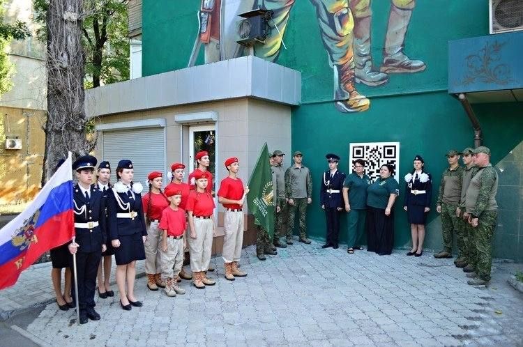 Погиб, спасая товарища: в Донецке появился мурал в честь Героя РФ Евгения Яна Погиб, спасая товарища: в Донецке появился мурал в честь Героя РФ Евгения Яна
