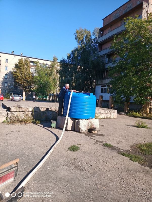 В связи со сложной ситуацией водоснабжения на территории города Дебальцево, администрацией городского округа были установлены емкости в микрорайонах города В связи со сложной ситуацией водоснабжения на территории города Дебальцево, администрацией городского округа были установлены емкости в микрорайонах города