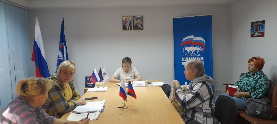 ВСТРЕЧИ С НАСЕЛЕНИЕМ. 28 августа 2025 года во исполнение поручения Главы Донецкой Народной Республики Дениса Пушилина депутаты Горловского городского совета от фракции «Единая Россия» - Роман Конев, Наталия Ботвина, София... ВСТРЕЧИ С НАСЕЛЕНИЕМ. 28 августа 2025 года во исполнение поручения Главы Донецкой Народной Республики Дениса Пушилина депутаты Горловского городского совета от фракции «Единая Россия» - Роман Конев, Наталия Ботвина, София...