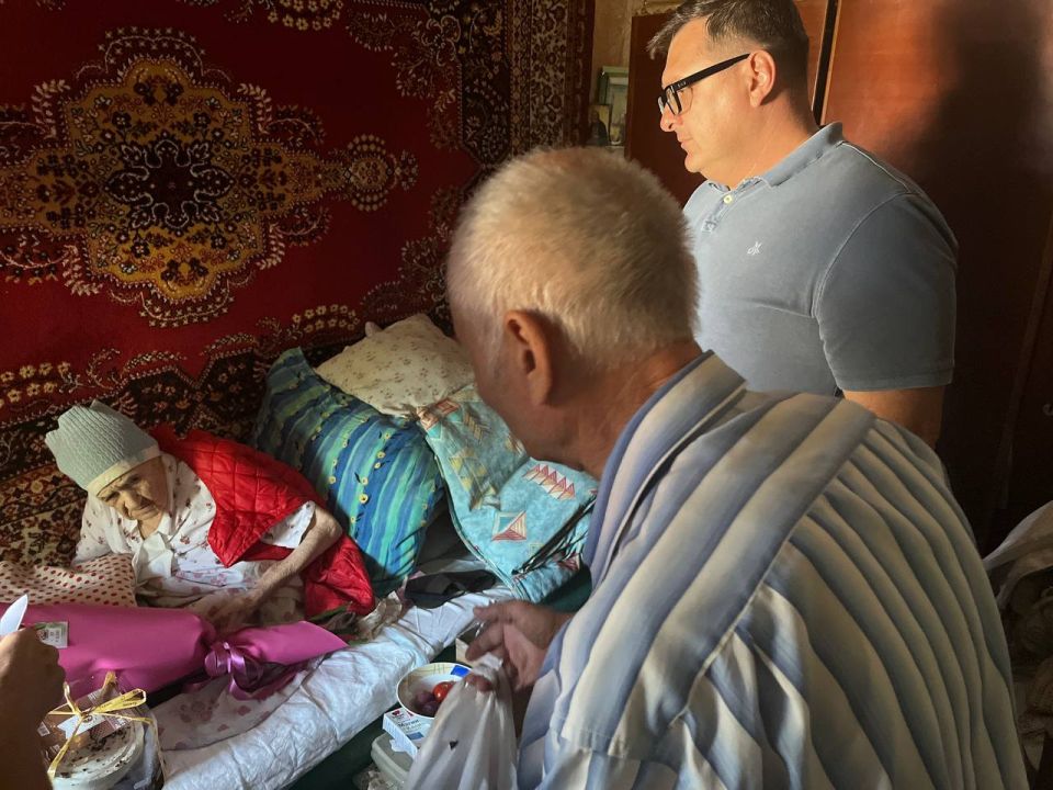 Василий Овчаров: Совместно с председателем Новоазовского совета ветеранов Евгением Владимировичем Пригоровским поздравил с 95-летним юбилеем ветерана медицинской отрасли Анну Михайловну Омельченко Василий Овчаров: Совместно с председателем Новоазовского совета ветеранов Евгением Владимировичем Пригоровским поздравил с 95-летним юбилеем ветерана медицинской отрасли Анну Михайловну Омельченко