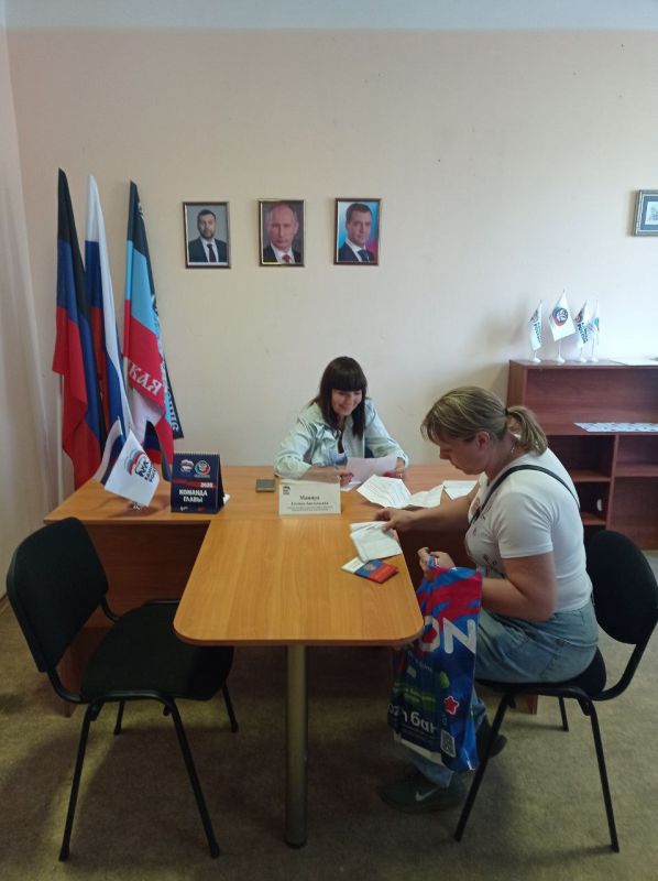 Сегодня, 28 августа, в общественной приемной партии "Единая Россия" Ленинского района города Донецка по поручению Главы ДНР Дениса Пушилина депутат Донецкого Городского Совета ДНР Евгения Мажара провела прием граждан Сегодня, 28 августа, в общественной приемной партии "Единая Россия" Ленинского района города Донецка по поручению Главы ДНР Дениса Пушилина депутат Донецкого Городского Совета ДНР Евгения Мажара провела прием граждан