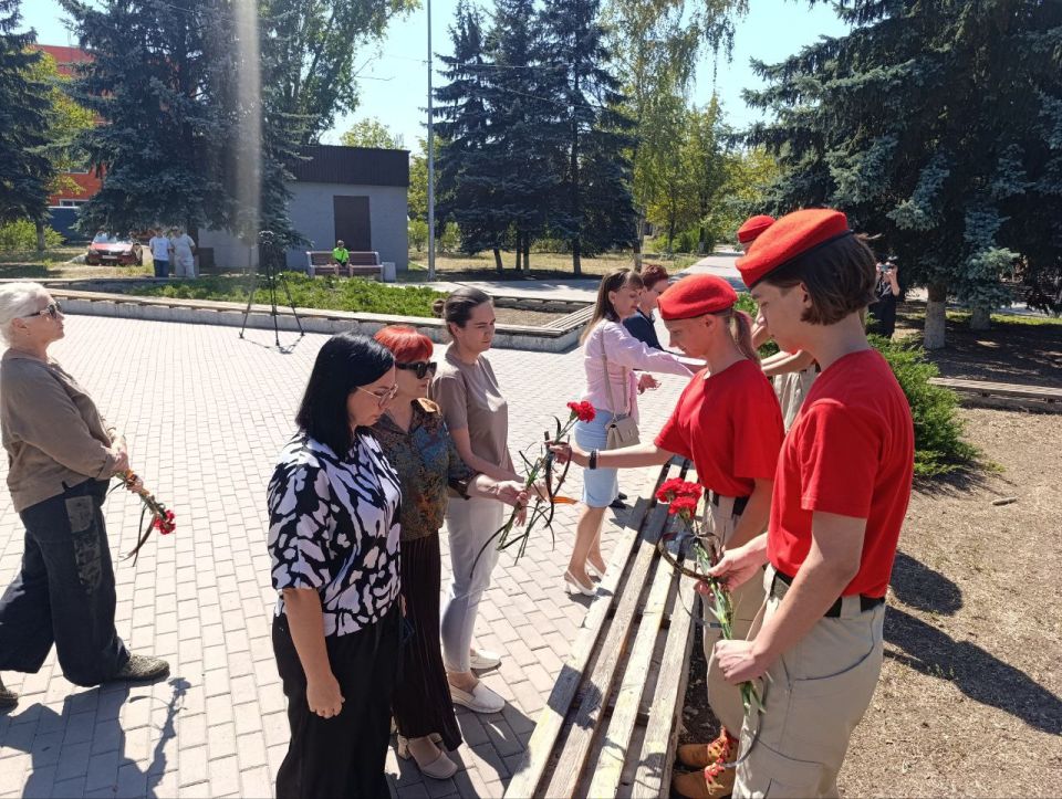В Ждановке прошла церемония возложения цветов к Памятному знаку «Слава шахтерам» В Ждановке прошла церемония возложения цветов к Памятному знаку «Слава шахтерам»