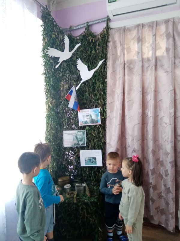 В ГКДОУ № 1 «Ласточка» прошла выставка – память «Гордимся славою героя», посвященная герою ДНР Александру Захарченко В ГКДОУ № 1 «Ласточка» прошла выставка – память «Гордимся славою героя», посвященная герою ДНР Александру Захарченко