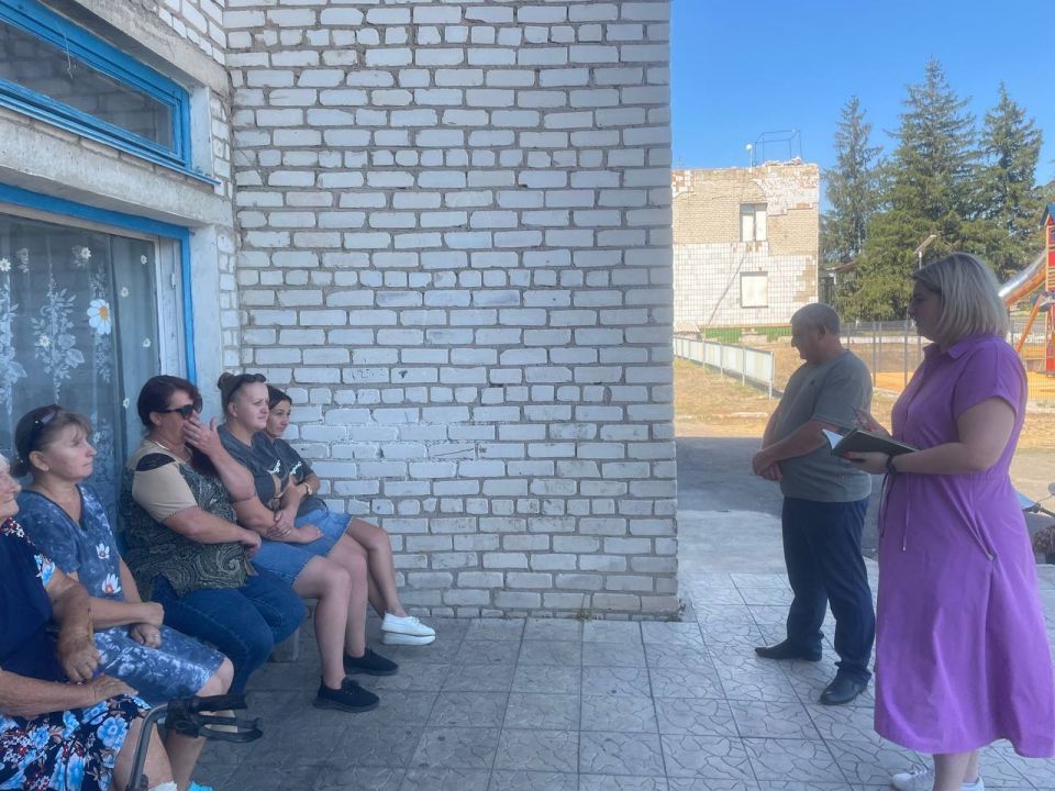 Управляющий делами Администрации Тельмановского муниципального округа провела выездную встречу с жителями села Греково-Александровка, на которой разъясняла на все интересующие вопросы, поступившие в ходе беседы Управляющий делами Администрации Тельмановского муниципального округа провела выездную встречу с жителями села Греково-Александровка, на которой разъясняла на все интересующие вопросы, поступившие в ходе беседы