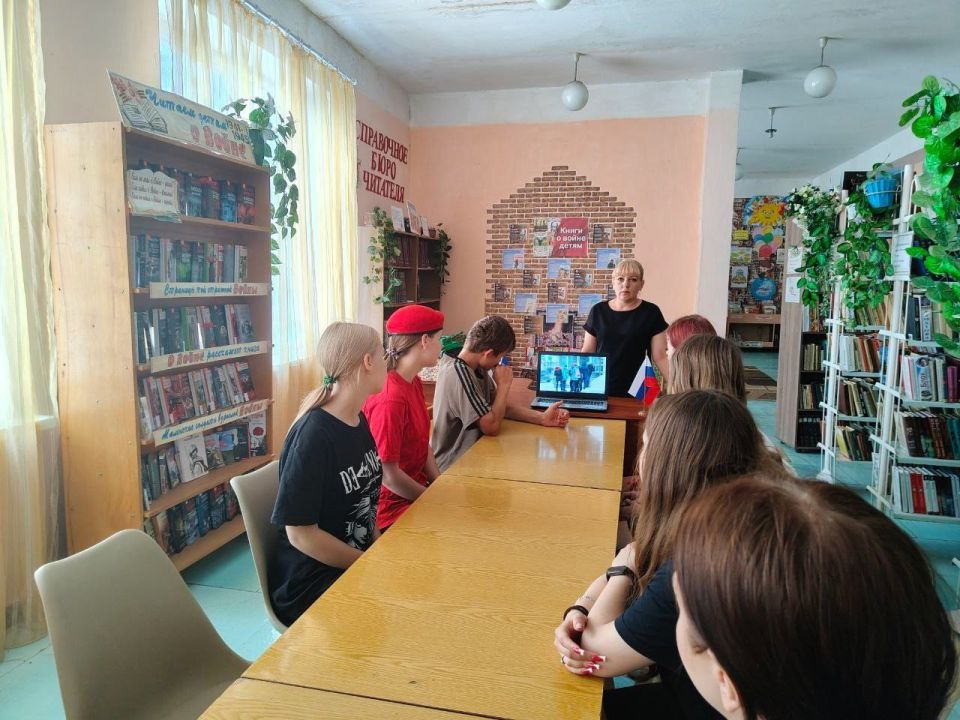 В Успенской сельской библиотеке был проведён экономический урок «Карманные деньги: за и против».Юнармейцы ВПК "Гвардеец" Брыжак Анна, Селезнева Карина, Николенко Юлия, Аветисян Ангелина, Белоглазова Алина приняли участие В Успенской сельской библиотеке был проведён экономический урок «Карманные деньги: за и против».Юнармейцы ВПК "Гвардеец" Брыжак Анна, Селезнева Карина, Николенко Юлия, Аветисян Ангелина, Белоглазова Алина приняли участие