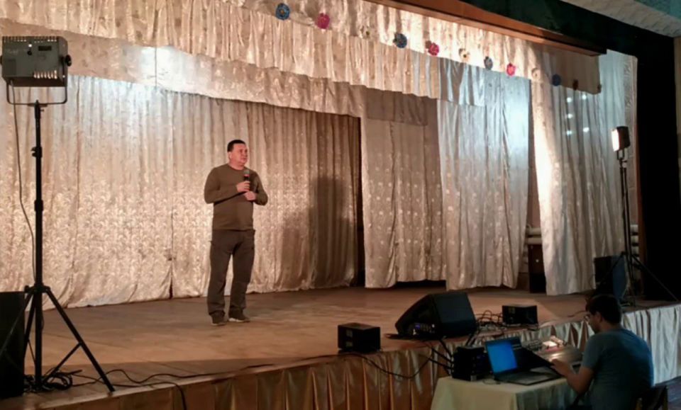 Глава Амвросиевского муниципального округа Игорь Лызов открыл праздничный концерт в рамках проекта «Культурный август» в пос Глава Амвросиевского муниципального округа Игорь Лызов открыл праздничный концерт в рамках проекта «Культурный август» в пос