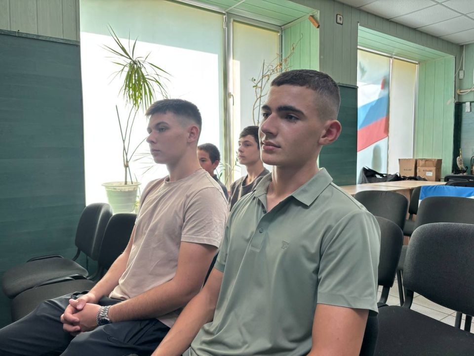 В рамках проекта «ГосСтарт.Диалог» с молодежью Мангушского муниципального округа пообщался Раниль Кабирович - участковый уполномоченный полиции, майор полиции В рамках проекта «ГосСтарт.Диалог» с молодежью Мангушского муниципального округа пообщался Раниль Кабирович - участковый уполномоченный полиции, майор полиции