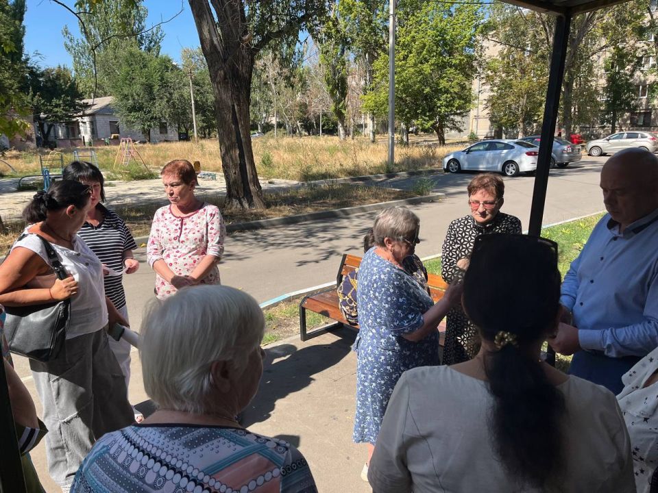 Сегодня, 28 августа, заместитель главы администрации муниципального образования городского округа Харцызск Владимир Панченко по адресу ул. Краснознаменская, дом 63 провел встречу с гражданами Сегодня, 28 августа, заместитель главы администрации муниципального образования городского округа Харцызск Владимир Панченко по адресу ул. Краснознаменская, дом 63 провел встречу с гражданами