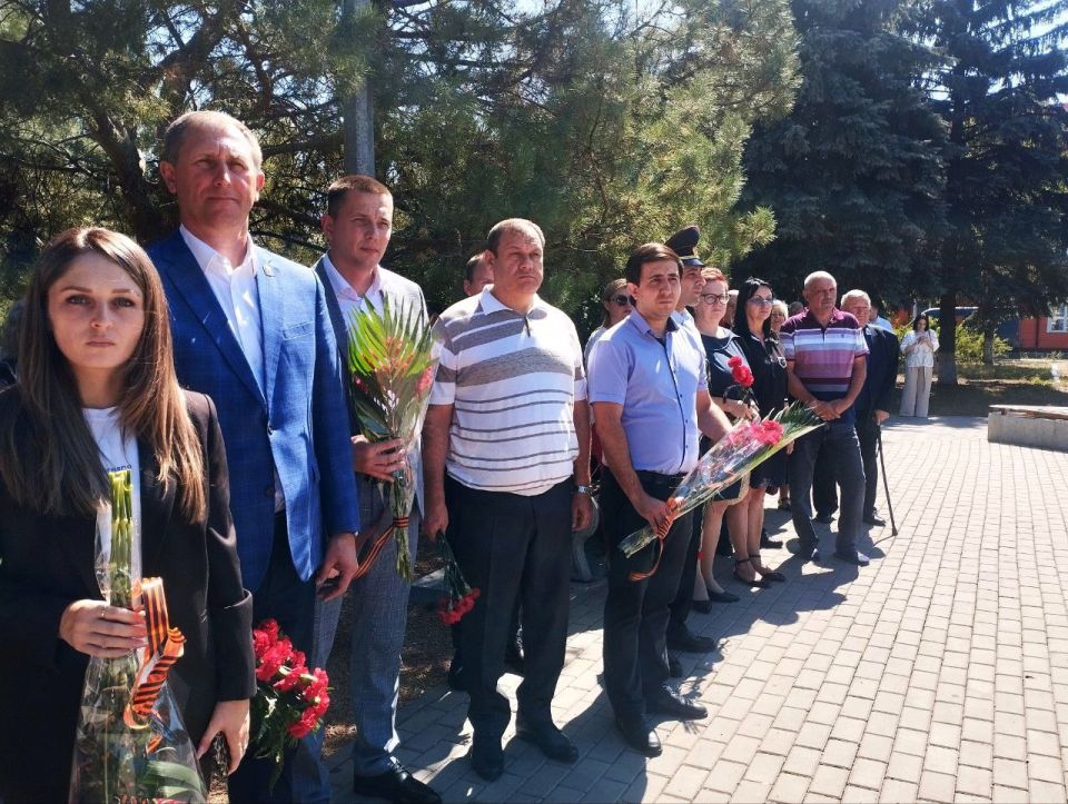 Александр Шатов: В Ждановке прошла церемония возложения цветов к Памятному знаку «Слава шахтерам» Александр Шатов: В Ждановке прошла церемония возложения цветов к Памятному знаку «Слава шахтерам»
