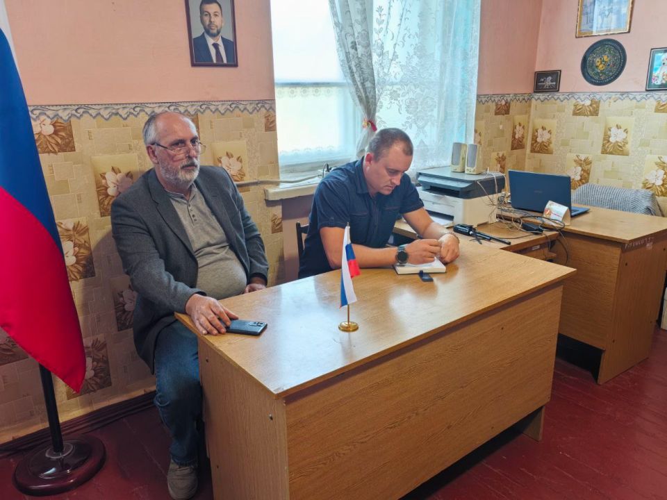 ВСТРЕЧИ С НАСЕЛЕНИЕМ. 28 августа 2025 года во исполнение поручения Главы Донецкой Народной Республики Дениса Пушилина депутаты Горловского городского совета от фракции «Единая Россия» - Роман Конев, Наталия Ботвина, София... ВСТРЕЧИ С НАСЕЛЕНИЕМ. 28 августа 2025 года во исполнение поручения Главы Донецкой Народной Республики Дениса Пушилина депутаты Горловского городского совета от фракции «Единая Россия» - Роман Конев, Наталия Ботвина, София...