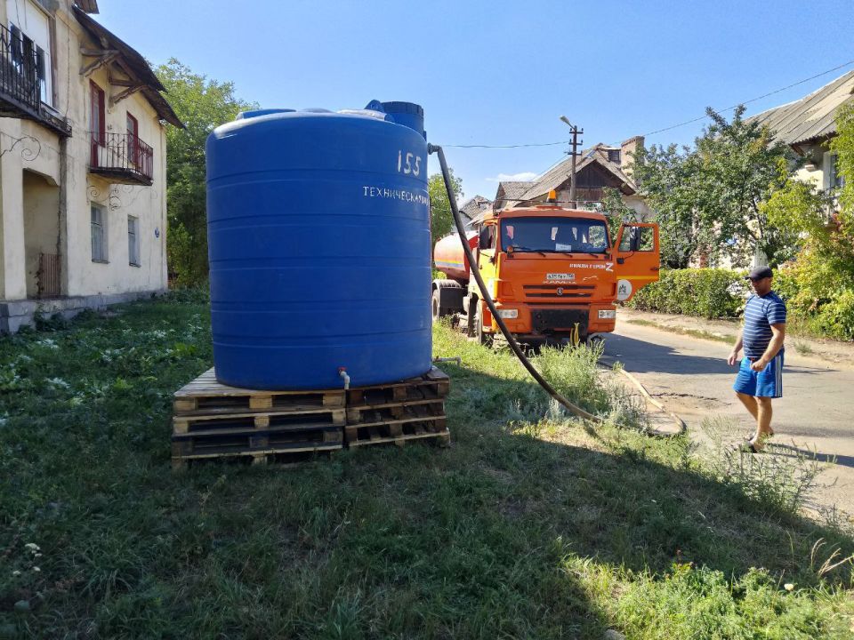 Сегодня, 28 августа, с целью обеспечения населения водой в Кировском внутригородском районе города Макеевки в жилом массиве «Путь Ильича» проведены работы по установке ёмкости для разбора технической воды населением возле... Сегодня, 28 августа, с целью обеспечения населения водой в Кировском внутригородском районе города Макеевки в жилом массиве «Путь Ильича» проведены работы по установке ёмкости для разбора технической воды населением возле...