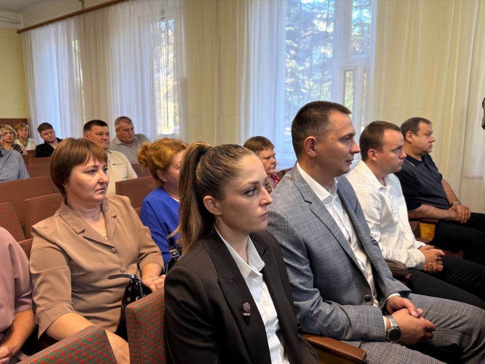 На Центральной обогатительной фабрике в Шахтерске председатель #Комитет_по_природопользованию_экологии_недрам_и_природным_ресурсам Сергей Михалев (фракция «Единая Россия») и депутат... На Центральной обогатительной фабрике в Шахтерске председатель #Комитет_по_природопользованию_экологии_недрам_и_природным_ресурсам Сергей Михалев (фракция «Единая Россия») и депутат...