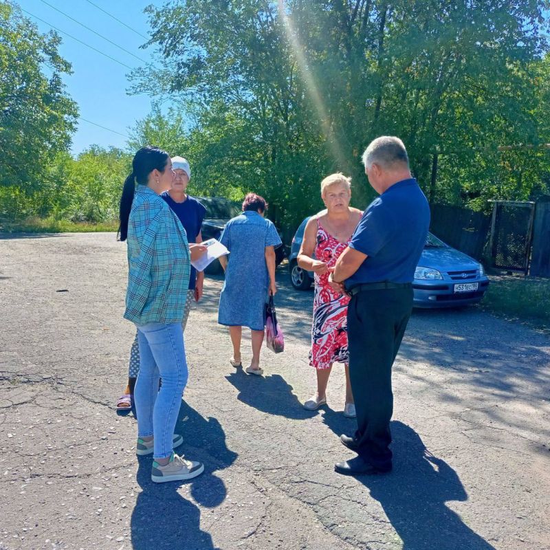 Сегодня, 27 августа, по поручению Главы Республики Дениса Пушилина, депутат Макеевского городского совета Юрий Яретенко, провел встречу с жителями на подведомственной территории по ул. Грузская, 136 Сегодня, 27 августа, по поручению Главы Республики Дениса Пушилина, депутат Макеевского городского совета Юрий Яретенко, провел встречу с жителями на подведомственной территории по ул. Грузская, 136