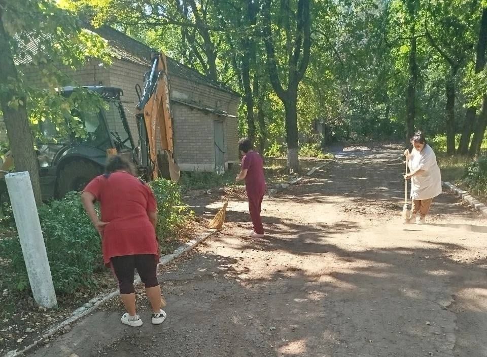 "Чистая страна" в Снежном. В рамках партпроекта Единой России "Чистая страна" партийцы провели субботник - убрали мусор, привели в порядок газоны, расчистили дорожки и привели в надлежащее состояние закреплённые участки "Чистая страна" в Снежном. В рамках партпроекта Единой России "Чистая страна" партийцы провели субботник - убрали мусор, привели в порядок газоны, расчистили дорожки и привели в надлежащее состояние закреплённые участки