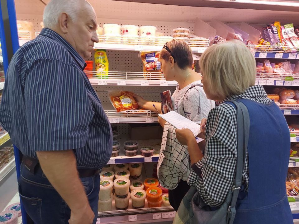 Иван Адамец: Народный контроль Куйбышевского района совместно со специалистом отдела экономики, торговли и трудовых отношений управы и депутатом Народного Совета ДНР Александррм Куренковым провели рейды в 5 торговых объектах... Иван Адамец: Народный контроль Куйбышевского района совместно со специалистом отдела экономики, торговли и трудовых отношений управы и депутатом Народного Совета ДНР Александррм Куренковым провели рейды в 5 торговых объектах...