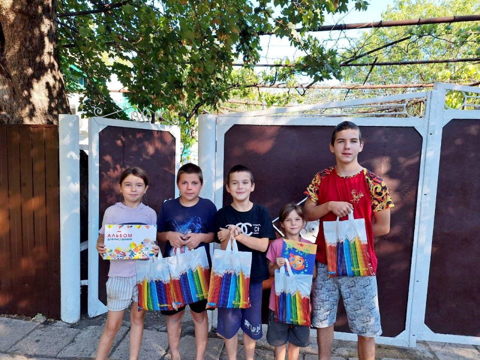 Собери ребенка в школу. В рамках акции, проводимой ВПП «Единая Россия» депутат Народного Совета ДНР Сергей Михалев оказал помощь в подготовке к началу учебного года детям участников СВО и детям из многодетных семей... Собери ребенка в школу. В рамках акции, проводимой ВПП «Единая Россия» депутат Народного Совета ДНР Сергей Михалев оказал помощь в подготовке к началу учебного года детям участников СВО и детям из многодетных семей...