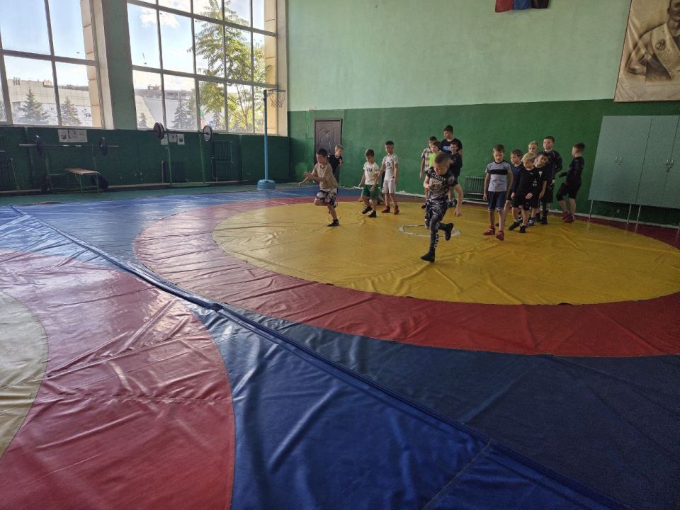 Спортивное Енакиево. 27 августа в рамках партийного проекта «Выбор сильных» Енакиевского регионального отделения Всероссийской политической партии «Единая Россия» в спортивном зале культурно-досугового центра им. 40-летия... Спортивное Енакиево. 27 августа в рамках партийного проекта «Выбор сильных» Енакиевского регионального отделения Всероссийской политической партии «Единая Россия» в спортивном зале культурно-досугового центра им. 40-летия...
