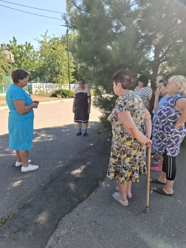 Встреча с жителями. Сегодня, и.о. начальника Коньковского территориального отдела провела встречу с населением в населенном пункте Коньково. Темой для обсуждения были вопросы: благоустройство населённого пункта, ... Встреча с жителями. Сегодня, и.о. начальника Коньковского территориального отдела провела встречу с населением в населенном пункте Коньково. Темой для обсуждения были вопросы: благоустройство населённого пункта, ...