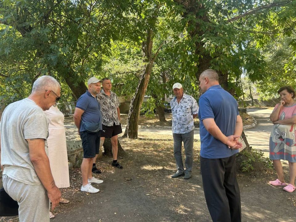 Сегодня, 28 августа, заместитель главы администрации городского округа Торез Александр Ставицкий провел встречу с населением по адресу: б-р Ильича, д.18 Сегодня, 28 августа, заместитель главы администрации городского округа Торез Александр Ставицкий провел встречу с населением по адресу: б-р Ильича, д.18