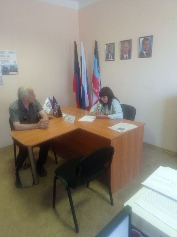 Сегодня, 28 августа, в общественной приемной партии "Единая Россия" Ленинского района города Донецка по поручению Главы ДНР Дениса Пушилина депутат Донецкого Городского Совета ДНР Евгения Мажара провела прием граждан Сегодня, 28 августа, в общественной приемной партии "Единая Россия" Ленинского района города Донецка по поручению Главы ДНР Дениса Пушилина депутат Донецкого Городского Совета ДНР Евгения Мажара провела прием граждан