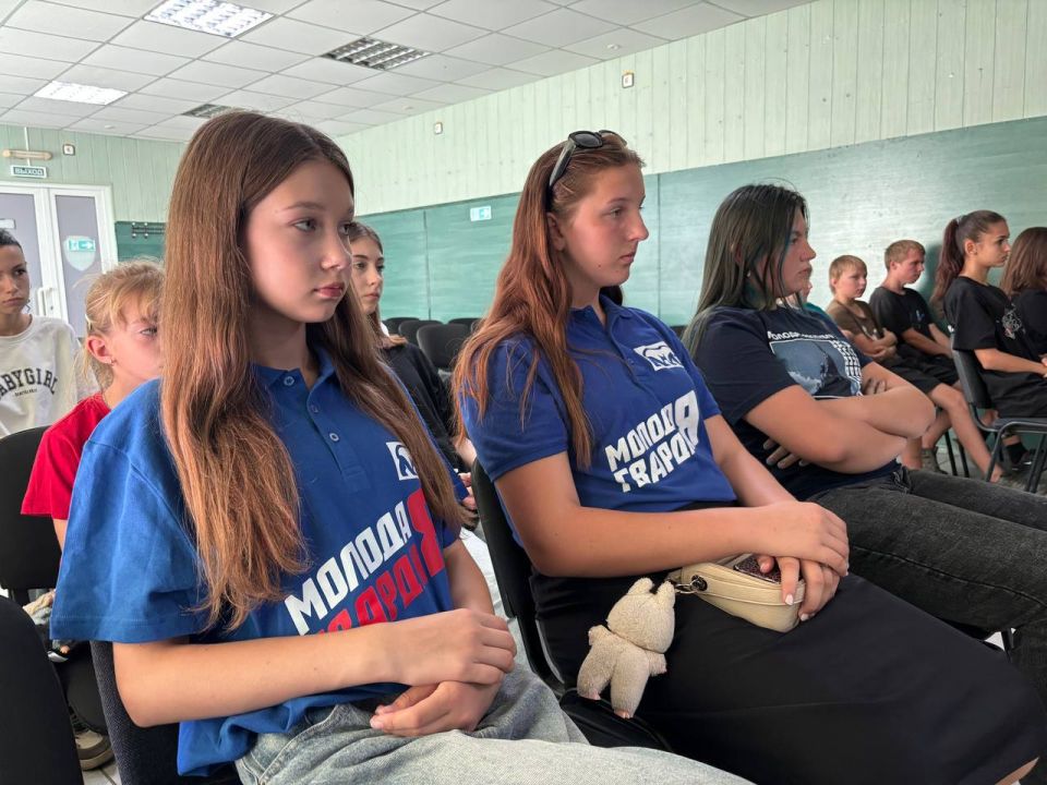 В рамках проекта «ГосСтарт.Диалог» с молодежью Мангушского муниципального округа пообщался Раниль Кабирович - участковый уполномоченный полиции, майор полиции В рамках проекта «ГосСтарт.Диалог» с молодежью Мангушского муниципального округа пообщался Раниль Кабирович - участковый уполномоченный полиции, майор полиции