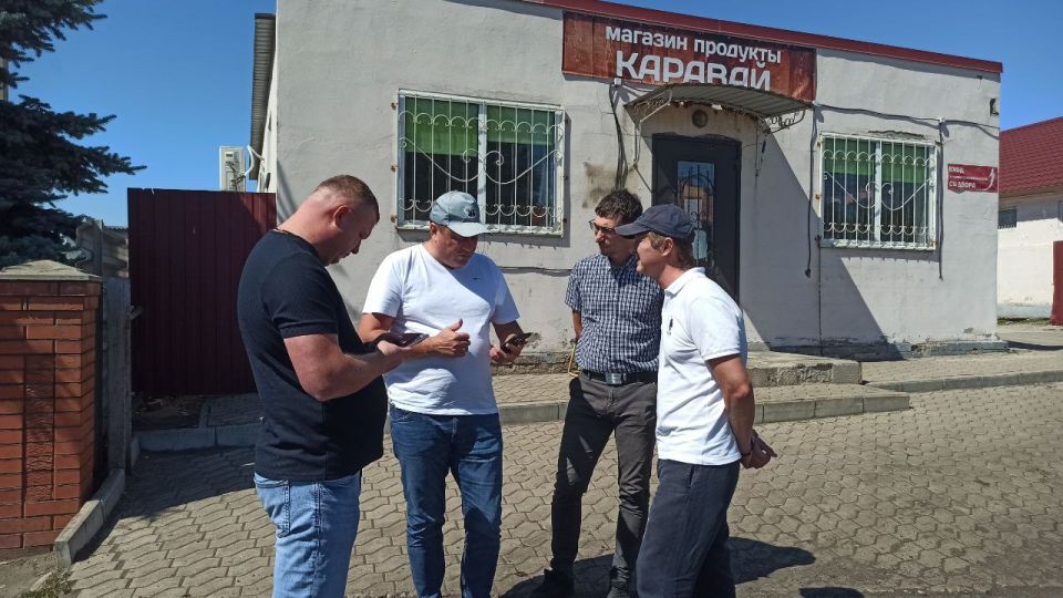 Заместитель главы администрации Мангушского муниципального округа Чекалов Михаил встретился с жителями в пгт Мангуш на улице Котанова Заместитель главы администрации Мангушского муниципального округа Чекалов Михаил встретился с жителями в пгт Мангуш на улице Котанова