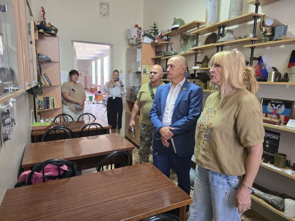 Дмитрий Огилец: По поручению Главы Донецкой Народной Республики и во исполнении Распоряжения Председателя Народного Совета депутаты проводят мониторинг готовности школ к новому учебному году Дмитрий Огилец: По поручению Главы Донецкой Народной Республики и во исполнении Распоряжения Председателя Народного Совета депутаты проводят мониторинг готовности школ к новому учебному году