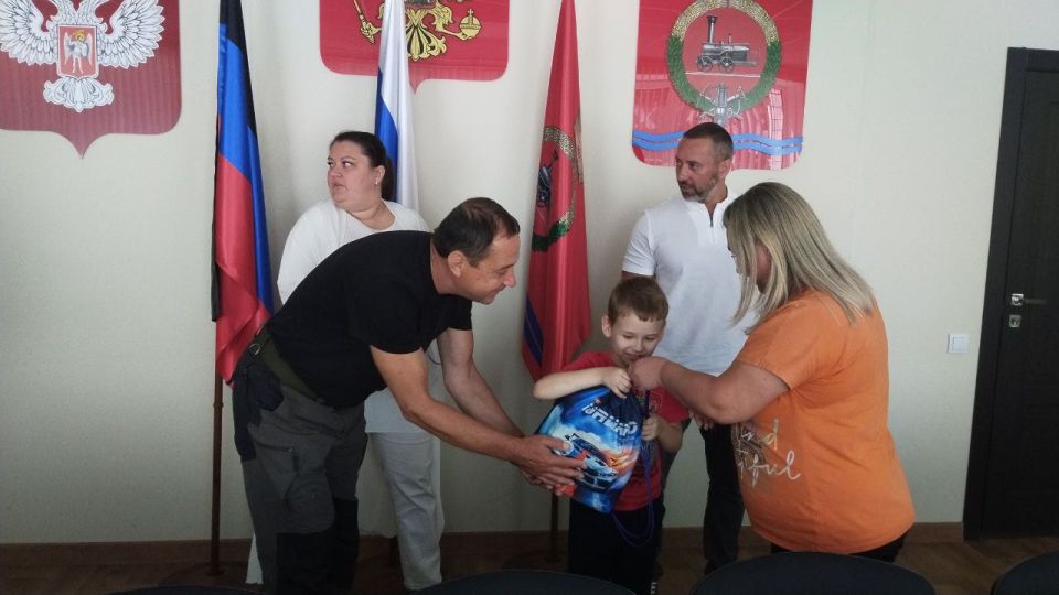 Константин Зинченко: Сегодня совместно с депутатами Народного Совета ДНР Мариной Каплянок и Юрием Афендиковым, при поддержке сенатора Российской Федерации Александра Волошина, поздравили юных жителей Волновахи и приняли... Константин Зинченко: Сегодня совместно с депутатами Народного Совета ДНР Мариной Каплянок и Юрием Афендиковым, при поддержке сенатора Российской Федерации Александра Волошина, поздравили юных жителей Волновахи и приняли...