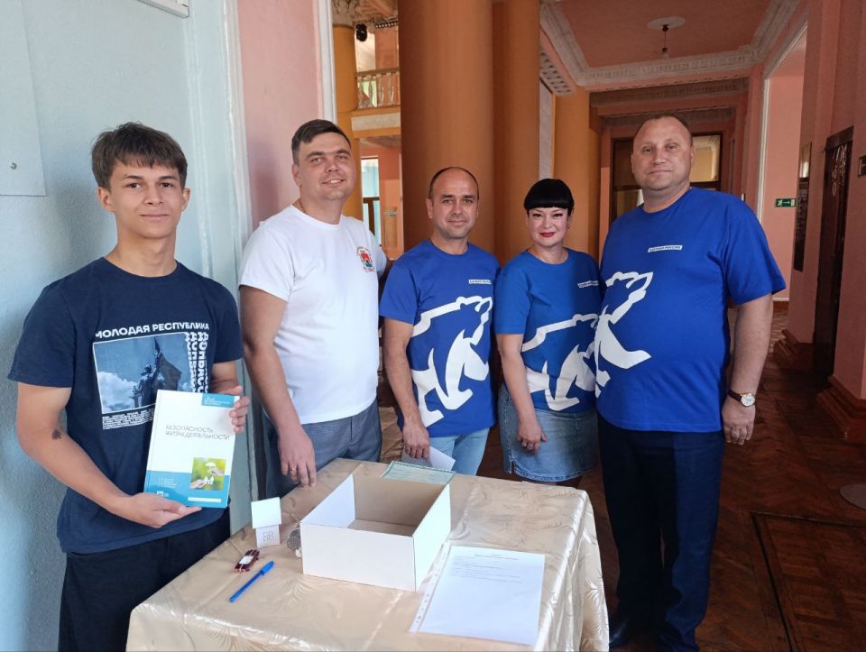 Конституция – основной закон страны!»: Интеллектуальный квест в Торезе объединил лидеров и активных представителей молодого поколения в рамках проекта «Старший брат» Конституция – основной закон страны!»: Интеллектуальный квест в Торезе объединил лидеров и активных представителей молодого поколения в рамках проекта «Старший брат»