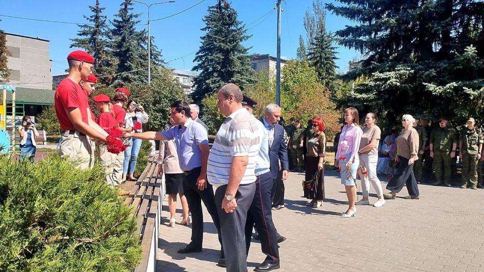 В Ждановке прошла церемония возложения цветов к Памятному знаку «Слава шахтерам» В Ждановке прошла церемония возложения цветов к Памятному знаку «Слава шахтерам»
